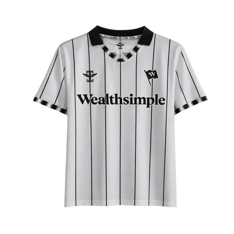 Un chandail de soccer à rayures grises, avec le logo Wealthsimple à l'avant et le slogan Keep it simple à l'arrière. Il porte le numéro 26.